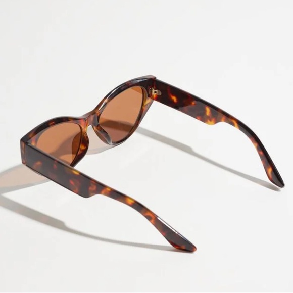 Dynamite Classic Wide Arm Cat-Eye Sunglasses NEW! - Picture 2 of 4